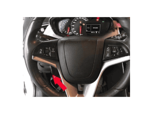 Gros plan sur le volant d'un Chevrolet Tracker pour diagnostic auto iCarsoft