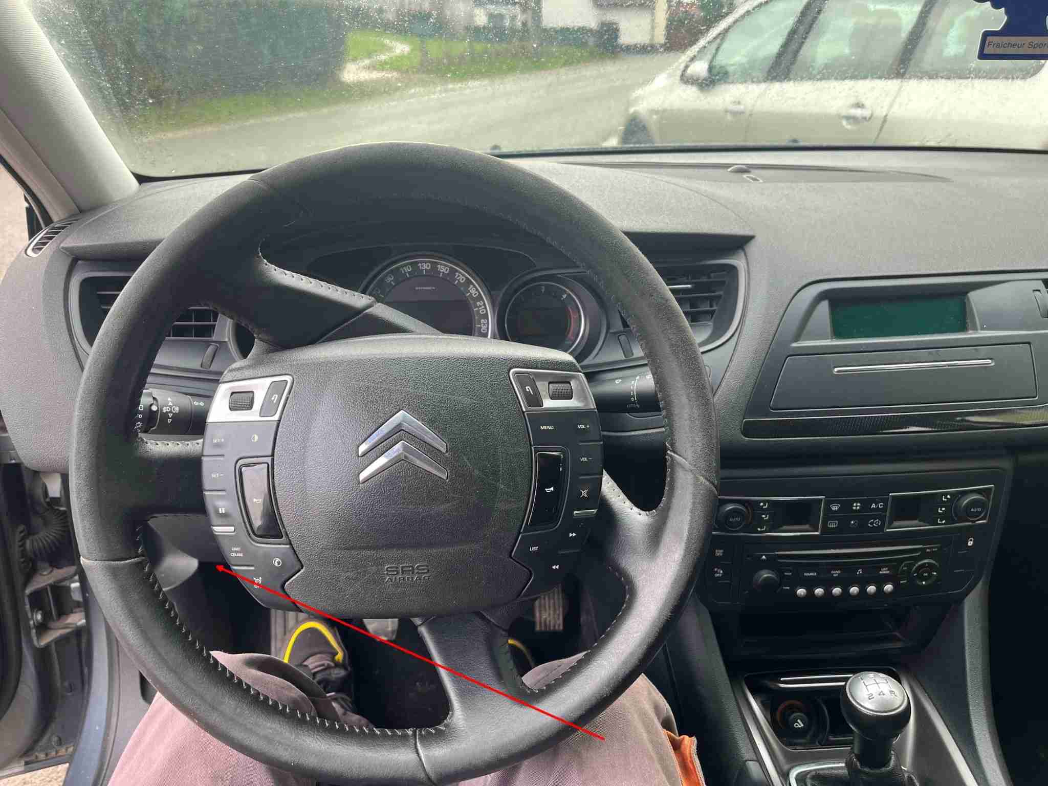 Gros plan sur le volant multifonction et l'habitacle d'une Citroen C5 phase 1