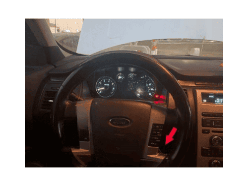 Gros plan sur le volant d une Ford Flex pour un test de diagnostic automobile