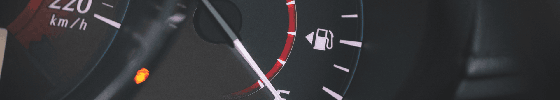 Gros plan sur l aiguille du tableau de bord d une voiture indiquant la jauge de carburant