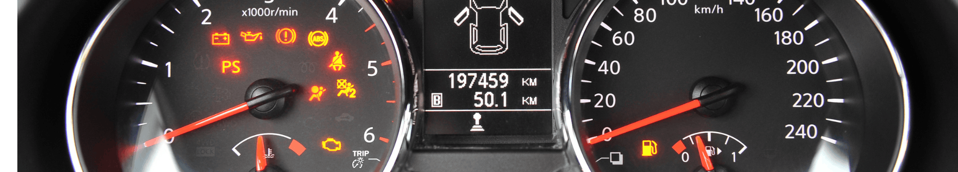 Tableau de bord de voiture allumé avec plusieurs voyants d alerte nécessitant un diagnostic