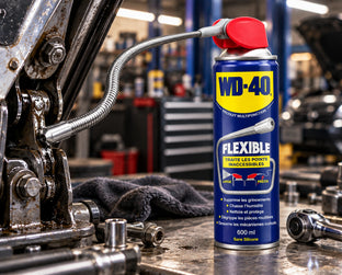 WD-40 Multifonction flexible dont le tube contourne une pièce mécanique en atelier