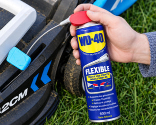 WD-40 Multifonction flexible appliqué sur le mécanisme d’une tondeuse