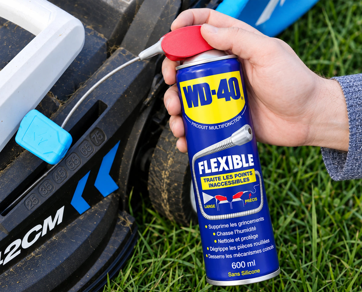 WD-40 Multifonction flexible appliqué sur le mécanisme d’une tondeuse
