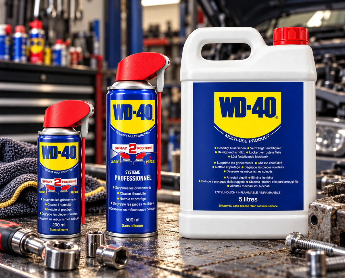 Gamme WD-40 Multifonction 200 ml, 500 ml et bidon 5 L sur un établi d’atelier