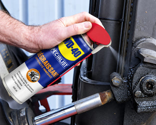 WD-40 Specialist Dégraissant pulvérisé sur la tige d’un vérin