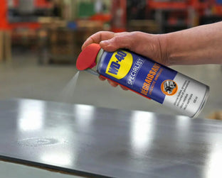 WD-40 Specialist Dégraissant pulvérisé sur une surface métallique