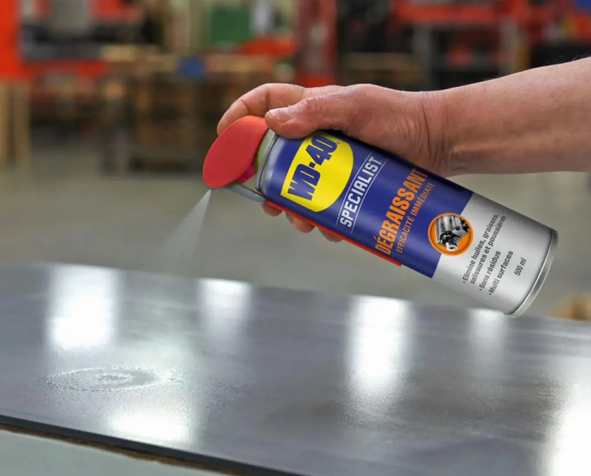 WD-40 Specialist Dégraissant pulvérisé sur une surface métallique