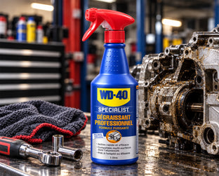 WD-40 Specialist Dégraissant professionnel 1 L à côté d’un bloc moteur en atelier