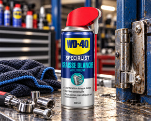 WD-40 Specialist Graisse blanche au lithium à côté d’une charnière métallique