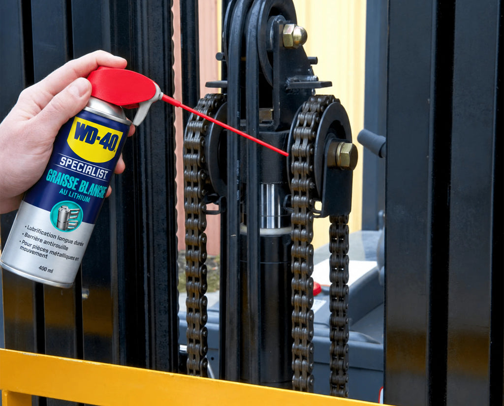 WD-40 Specialist Graisse blanche au lithium pulvérisée sur la chaîne de levage d’un chariot élévateur