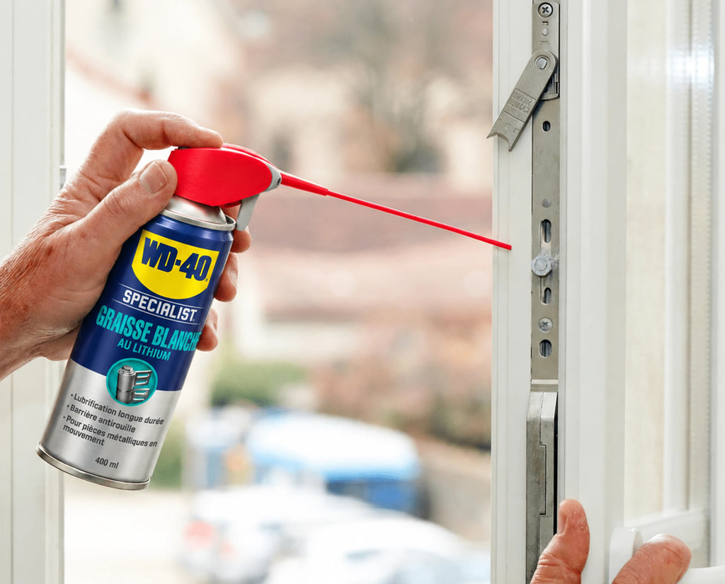 WD-40 Specialist Graisse blanche au lithium pulvérisée sur le mécanisme d’une fenêtre