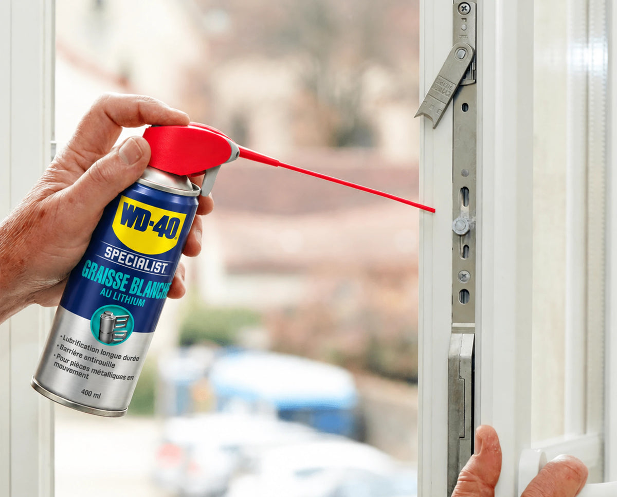 WD-40 Specialist Graisse blanche au lithium pulvérisée sur le mécanisme d’une fenêtre