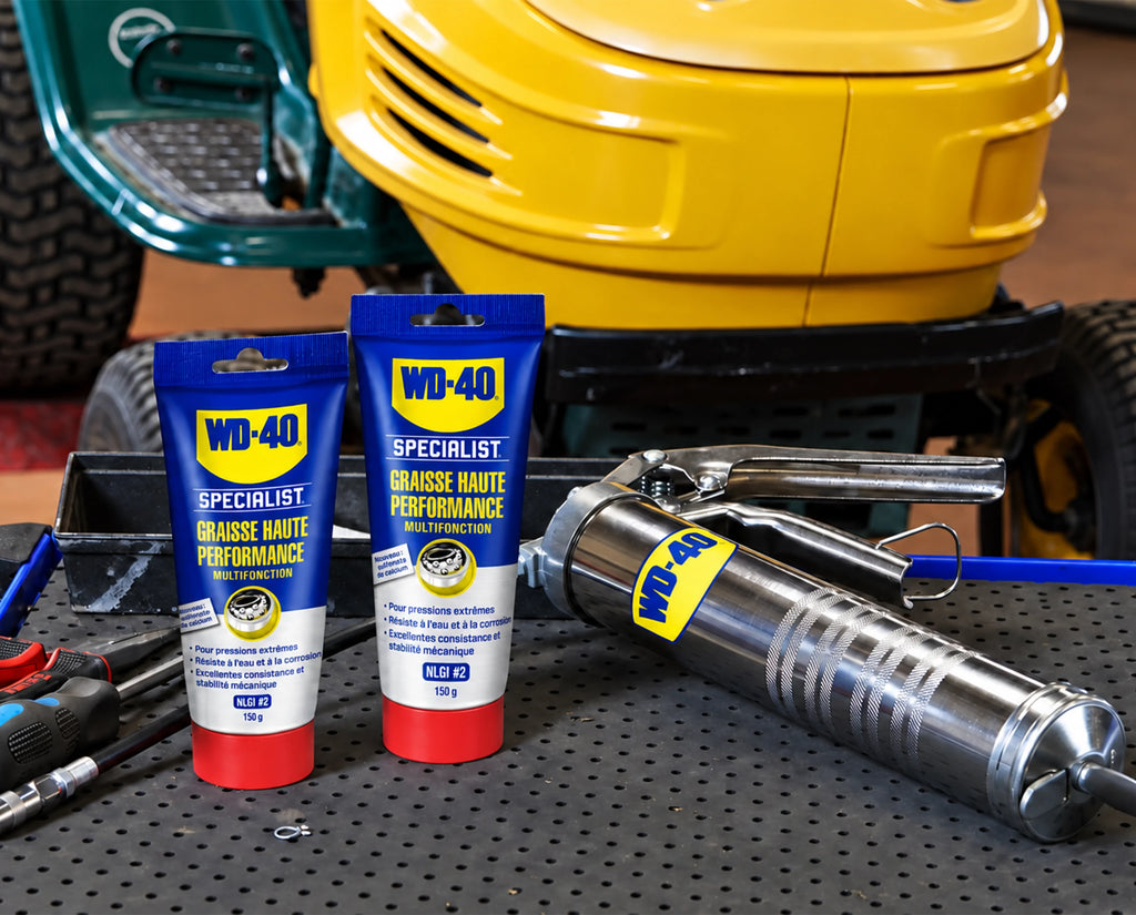 Tubes WD-40 Specialist Graisse haute performance 150 g à côté d’un pistolet à graisse