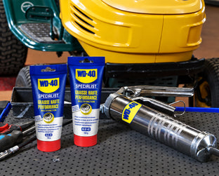 Tubes WD-40 Specialist Graisse haute performance 150 g à côté d’un pistolet à graisse