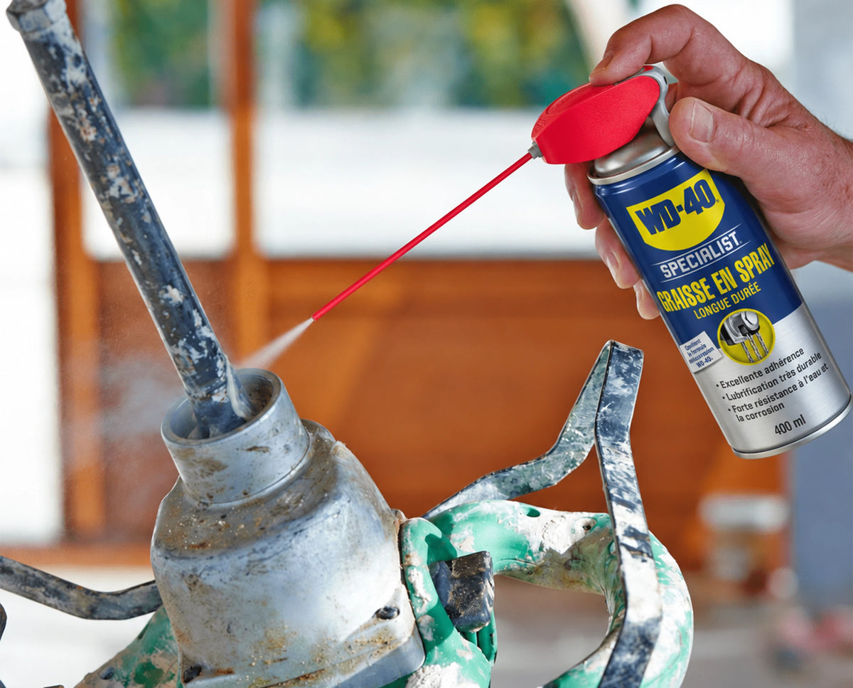 WD-40 Specialist Graisse en spray longue durée pulvérisée sur un mécanisme métallique extérieur