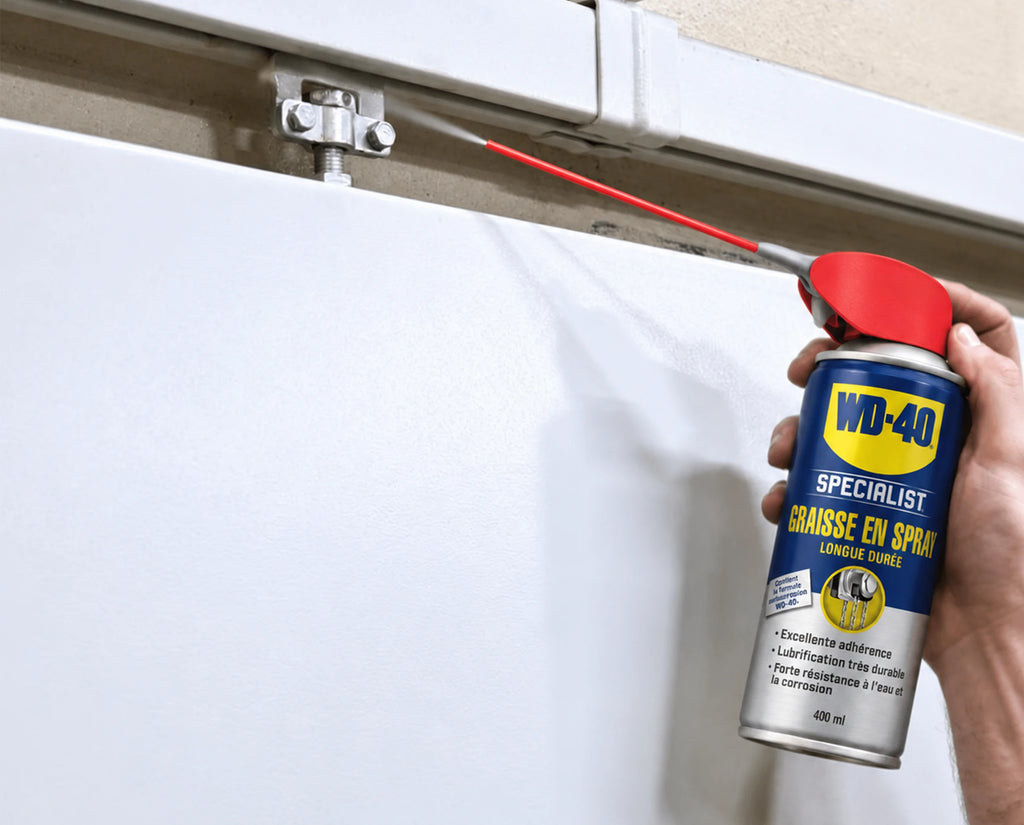 WD-40 Specialist Graisse en spray longue durée pulvérisée sur un rail de porte