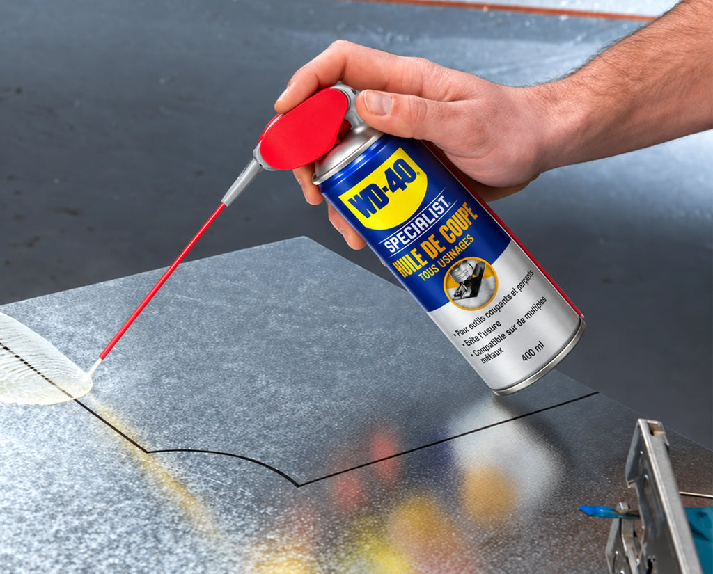 WD-40 Specialist Huile de coupe pulvérisée sur le tracé de découpe d’une tôle