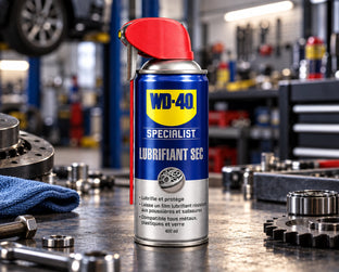 WD-40 Specialist Lubrifiant sec sur un établi d’atelier mécanique