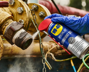 WD-40 Specialist Lubrifiant sec pulvérisé sur une vanne industrielle