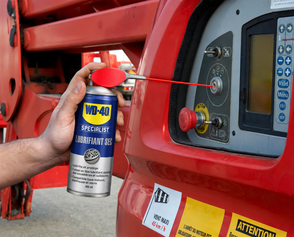 WD-40 Specialist Lubrifiant sec appliqué sur le bouton d’un panneau de commande