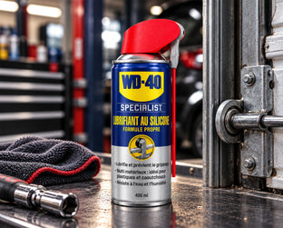 WD-40 Specialist Lubrifiant silicone à côté de la charnière d’une porte métallique