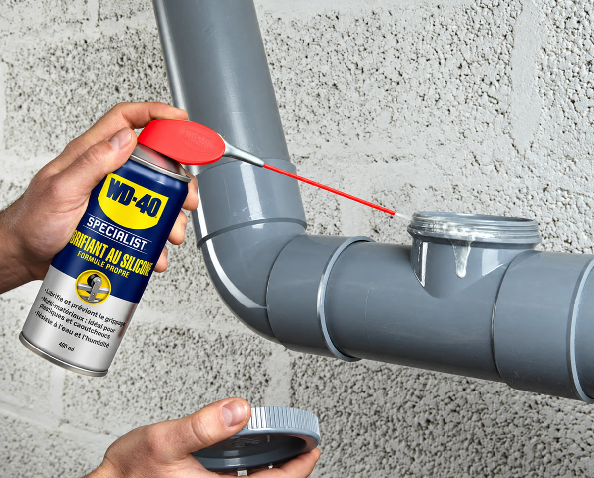 WD-40 Specialist Lubrifiant silicone pulvérisé sur le joint d’un raccord PVC