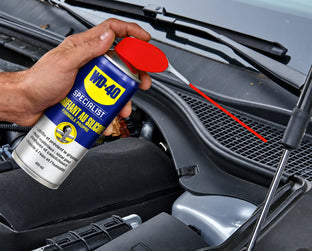 WD-40 Specialist Lubrifiant silicone pulvérisé sous le capot d’une voiture