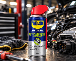 WD-40 Specialist Nettoyant contacts devant un compartiment moteur et des connecteurs